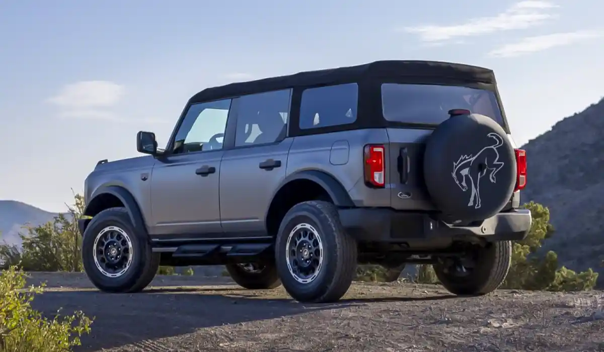 There are rumors that the 2026 Ford Bronco will come out with a 60th anniversary edition that has vintage design elements, such as unique Oxford white accents and badges that pay homage to the brand's history. Ford should also keep making the Bronco Raptor, which is great for off-roading. The basic Bronco is expected to offer a better ride on the road thanks to better soundproofing and insulation. There are rumors that the 2026 Ford Bronco will come out with a 60th anniversary edition that has vintage design elements, such as unique Oxford white accents and badges that pay homage to the brand's history. Ford should also keep making the Bronco Raptor, which is great for off-roading. The basic Bronco is expected to offer a better ride on the road thanks to better soundproofing and insulation.