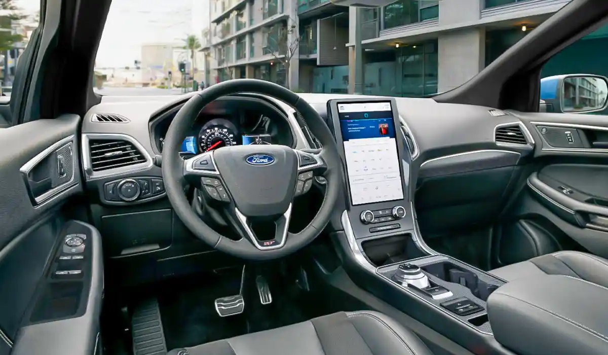 The 2025 Ford Edgeis a similar two-row SUV with plenty of space, easy controls, and a comfortable, quiet cockpit. 2026 Ford Edge